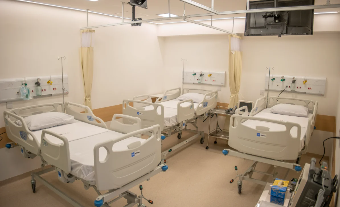 Área de recuperação do Hospital Unic, com leitos hospitalares e monitores